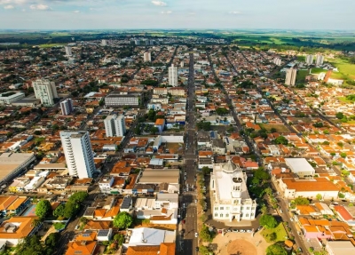 Professor é afastado após contar para alunos supostas experiências se prostituindo como travesti na região; áudio