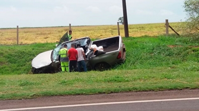 Batida entre caminhão e caminhonete mata homem na SP-270