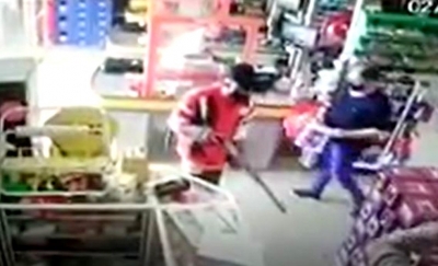  Dupla armada com espingarda assalta supermercado na região; veja o vídeo
