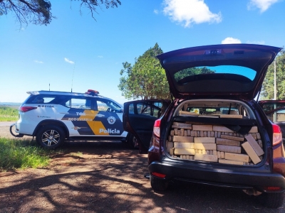 Motorista de carro lotado com tijolos de maconha é preso em flagrante em Santa Cruz do Rio Pardo