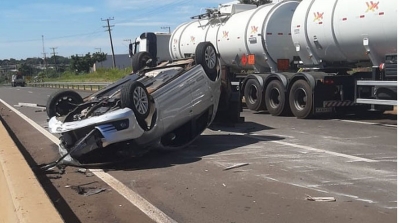 Motorista fica ferido ao capotar carro em rodovia na região