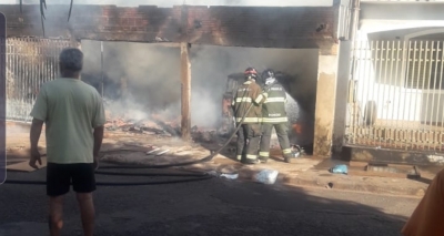 Casa é destruída por incêndio em Ourinhos 