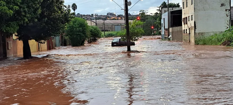 Temporal volta a castigar Bandeirantes e deixa cerca de 300 famílias desalojadas neste domingo (12); Governo decreta situação de emergência