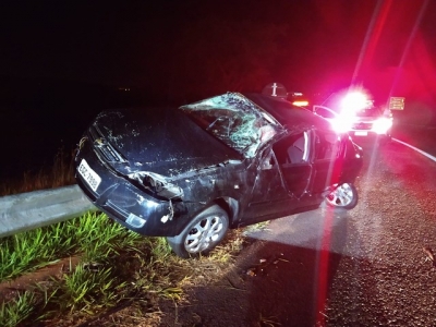 Motorista fica ferido após capotar carro em rodovia na região 