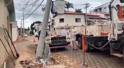 Caminhão bate em poste e interrompe fornecimento de energia elétrica em Piraju