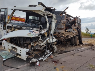 Dois ficam feridos em acidente com caminhão, carreta e carro na BR-153