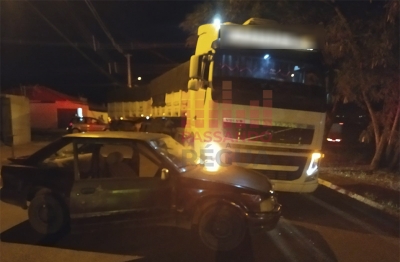 Jovem que sofreu acidente envolvendo caminhão em Ourinhos continua internada; mulher teria caído de carro em movimento com criança no colo 