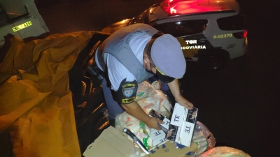 Polícia Rodoviária apreende cigarros contrabandeados em meio a carga de farinha na SP-270 