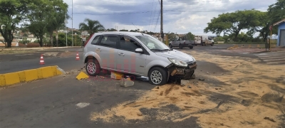 Mulher perde o controle de carro e acerta mureta de obstáculo em cruzamento em Ourinhos 