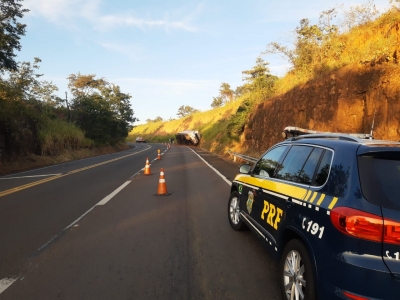 Caminhão com carga refrigerada tomba na BR-153, em Ocauçu