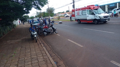 Motociclista fica ferido ao atingir carro de prefeitura na Expedicionários em Ourinhos 