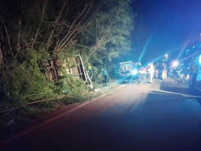 Três pessoas morrem e 19 ficam feridas após micro-ônibus tombar no norte do Paraná 
