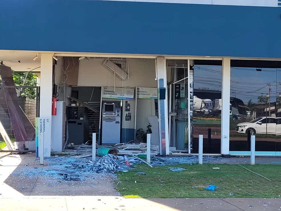 Homens invadem agência bancária e explodem caixas eletrônicos no norte do Paraná 
