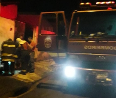 Bombeiros de Ourinhos apagam fogo em botijão de gás na Vila Christoni; vítima jogou botijão em chamas na rua 