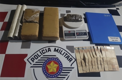 Casal é flagrado traficando drogas junto com crianças em carro em Ourinhos 