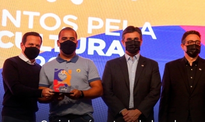 Novo secretário de Cultura de Ourinhos, Vinicius Costa, recebe troféu “Juntos Pela Cultura 2021”