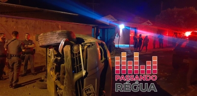 Carro capota e atinge muro de residência e outro veículo em Ourinhos 