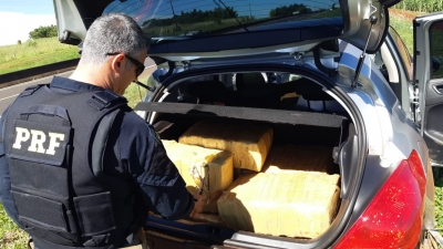 Vídeo mostra carro com cerca de 260 quilos de maconha tentando escapar da PRF em Ourinhos