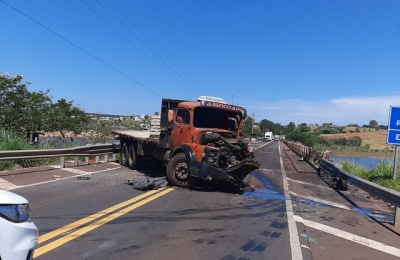Idoso morre após carro e bitrem caírem no Rio Paranapanema em ponte na região 