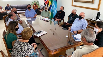 Prefeito de Assis recebe Robson Martuchi e representantes do Senai e Sesi da região