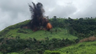 Concessionária faz implosão de rocha com risco de desmoronar na região; vídeo 