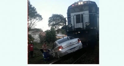 Carro é arrastado por mais de 10 metros ao ser atingido por trem no norte do Paraná 