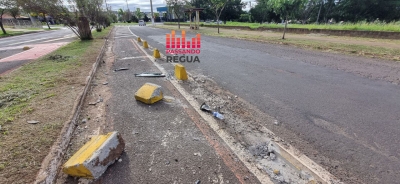 Jovem com suspeita de embriaguez capota veículo ao bater em blocos de concreto em avenida de Ourinhos
