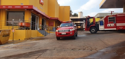 Bombeiros combatem início de incêndio em loja de carnes “Swift” de Ourinhos