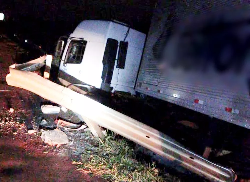Caminhoneiro fica ferido após bater em defensa metálica de rodovia na região 