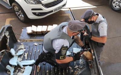 Homem é preso com mais de 60 tabletes de crack em fundo falso de caminhonete na região 