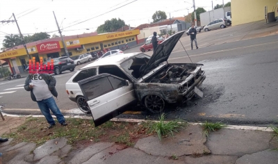 Carro pega fogo em Ourinhos 