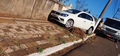 Motorista perde o controle e bate em muro em Ourinhos 