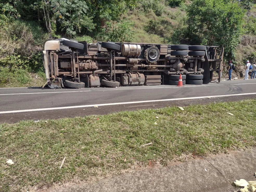 Homem morre após perder controle e tombar caminhão em rodovia na região 