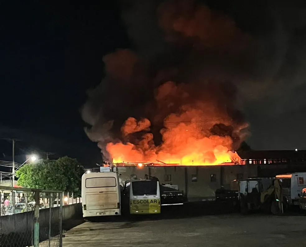 Incêndio destrói galpão com produtos agropecuários em Piraju