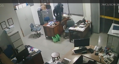 Vídeo mostra bandido dentro de escritório de posto de combustíveis assaltado em Ourinhos