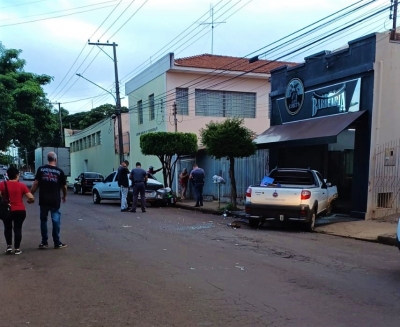 Caminhonete desgovernada atinge carro, que bate em moto na Vila Margarida em Ourinhos  