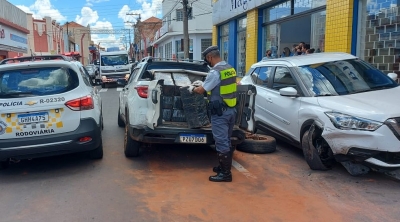 Dupla em fuga com caminhonete carregada com mais de 1 tonelada de maconha é presa após bater em carros no centro de cidade na região 