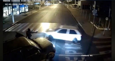 Vídeo mostra veículo fugindo de assaltantes a banco em Ourinhos 