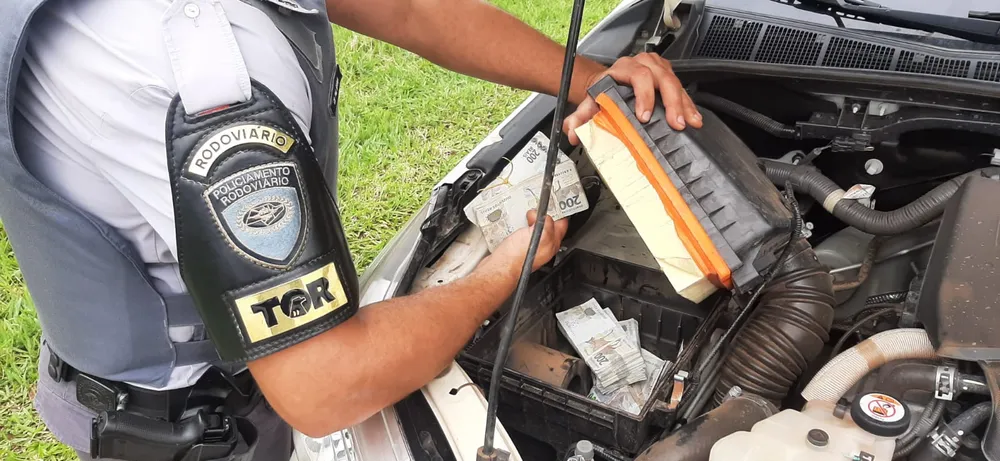 Homem é preso com mais de R$ 160 mil escondidos em motor de caminhonete na região
