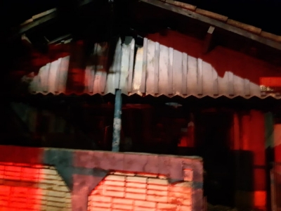 Casa de madeira pega fogo e mobiliza bombeiros na região