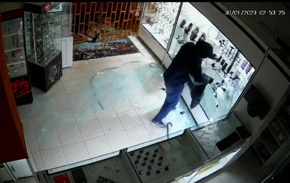 Trio quebra vitrine de joalheria e furta mais de R$ 500 mil em produtos na região; vídeo 