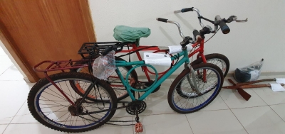 Ladrões de fiação são flagrados, mas fogem e abandonam bicicletas e ferramentas em Ourinhos 
