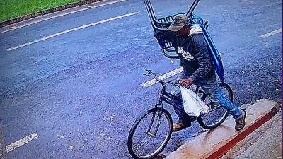Câmera de segurança flagra furto de cadeiras em residência de Ourinhos