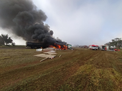Colisão frontal entre carretas deixa dois feridos na BR-153 