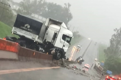 Acidentes envolvem três caminhões na Rodovia Raposo Tavares