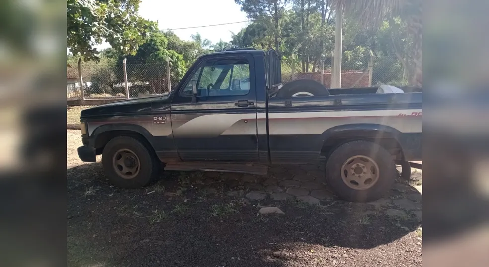 Dupla abandona caminhonete roubada e é presa em rodovia da região 