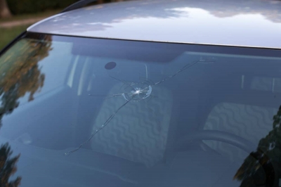Munícipe registra boletim de ocorrência, após ter para-brisa do carro trincado por pedra lançada por cortador de grama em Ourinhos