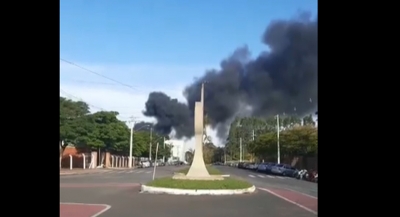 Incêndio atinge área de depósito e forma grande fumaça negra em Ourinhos