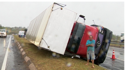 Caminhão-baú que saiu de Marília tomba com a força do vento na Raposo Tavares 