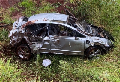 Acidente com carro mata dois e deixa outros dois feridos na SP-225 em Santa Cruz do Rio Pardo 